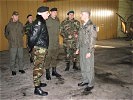 EUFOR-Kommandant Major General Chiarini, li., besucht die Heeres-Piloten. (Bild öffnet sich in einem neuen Fenster)