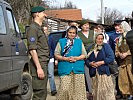 Österreichische EUFOR-Soldaten helfen der Bevölkerung. (Bild öffnet sich in einem neuen Fenster)
