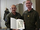 Oberst Müller und Feldpostmeister Nebenführ mit der Edelweiß-Briefmarke. (Bild öffnet sich in einem neuen Fenster)