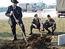 Im Camp pflanzten die Gäste den mitgebrachten Baum. (Bild öffnet sich in einem neuen Fenster)