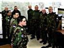 Soldaten des Verifikations-Elements beim Briefing. (Bild öffnet sich in einem neuen Fenster)