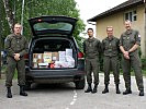Die Soldaten mit den Computern für die Grundschule in Skelani. (Bild öffnet sich in einem neuen Fenster)