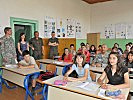 Besuch einer Klasse gemeinsam mit US-Kameraden. (Bild öffnet sich in einem neuen Fenster)