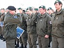 Aus den Händen von Oberst Rozenits erhalten sie Urkunden zur Erinnerung. (Bild öffnet sich in einem neuen Fenster)