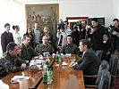 Reges Medieninteresse beim Besuch des Generals im Rathaus von Tuzla. (Bild öffnet sich in einem neuen Fenster)