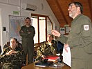 Oberstleutnant Lackner, r., im Regionalen Koordinierungszentrum 4. (Bild öffnet sich in einem neuen Fenster)
