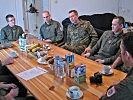 Der Stabschef im Gespräch mit den Soldaten. (Bild öffnet sich in einem neuen Fenster)