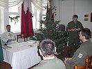 Oberst Rozenits, rechts hinten, bei seiner Lesung am Christtag. (Bild öffnet sich in einem neuen Fenster)