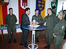 Der Minister nahm sich viel Zeit, um Gespräche mit den Soldaten zu führen. (Bild öffnet sich in einem neuen Fenster)