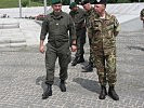 Major Quast, l., führte den Brigadegeneral zur Gedenkstätte Potocari. (Bild öffnet sich in einem neuen Fenster)