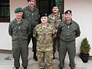Gruppenfoto vor dem Haus des Liaison Observation Teams in Tuzla. (Bild öffnet sich in einem neuen Fenster)