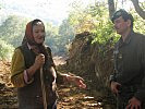 Die Soldaten unterstützen auch diese alte Frau. (Bild öffnet sich in einem neuen Fenster)