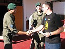 Der Vereinsobmann der Jugendorganisation Vlasenica begrüßt einen Offizier. (Bild öffnet sich in einem neuen Fenster)