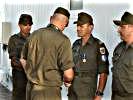 Übergabe der NATO-Medaillen durch Oberstleutnant Klaus Eisenbach. (Bild öffnet sich in einem neuen Fenster)