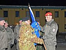 Generalmajor Castagnotto übergibt die Flagge an Oberstleutnant Kirchebner. (Bild öffnet sich in einem neuen Fenster)