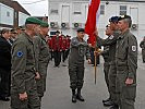 Oberst Rozenits, mit der Flagge, verlässt Bosnien nach 11 Monaten Dienst. (Bild öffnet sich in einem neuen Fenster)