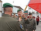 Oberst Lattacher, vorne, übernimmt die Flagge von Generalmajor Heidecker. (Bild öffnet sich in einem neuen Fenster)