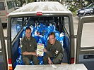 Das CIMIC-Team beim Verladen der Lebensmittelpakete. (Bild öffnet sich in einem neuen Fenster)