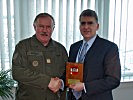 General Entacher mit dem US-Diplomaten Raffi Gregorian. (Bild öffnet sich in einem neuen Fenster)