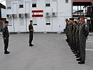 Vorhofer und Commenda, v.l., mit den Soldaten des Kontingentskommandos. (Bild öffnet sich in einem neuen Fenster)