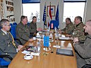 Generalstabschef Entacher im Gespräch mit Generalmajor Casagnotto. (Bild öffnet sich in einem neuen Fenster)