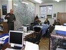 Einweisung in die LOT-Haus Tätigkeiten durch Major Neureiter. (Bild öffnet sich in einem neuen Fenster)