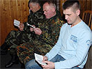 Soldaten verschiedener Nationen nutzen das Angebot der Militärseelsorge. (Bild öffnet sich in einem neuen Fenster)