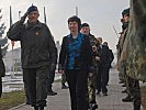 Catherine Ashton und Generalmajor Bair mit Soldaten der Schutztruppe. (Bild öffnet sich in einem neuen Fenster)
