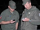 Die Soldaten tauschen noch schnell Telefonnummern aus... (Bild öffnet sich in einem neuen Fenster)