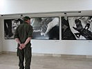 In der Gedenkstätte von Srebrenica zeigte sich Heidecker tief betroffen. (Bild öffnet sich in einem neuen Fenster)