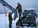 Polen und Spanier warten den Hubschrauber gemeinsam. (Bild öffnet sich in einem neuen Fenster)