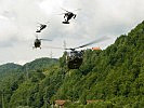 S-70 "Black Hawk" und "Alouette" III Hubschrauber im Landeanflug. (Bild öffnet sich in einem neuen Fenster)