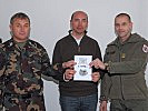 V.l.: Faludi, Hadzimujagic und Lattacher bei der Spendenübergabe. (Bild öffnet sich in einem neuen Fenster)