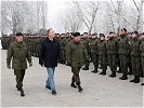 Generalmajor Höfler und Paul Kiss schreiten die Front ab. (Bild öffnet sich in einem neuen Fenster)