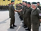 Hofbauer übergibt die Urkunden an die Soldaten von AUCON 6. (Bild öffnet sich in einem neuen Fenster)