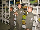Dr. Mlaker, Dr. Osarovsky, Oberst Müller in der Kühlhalle des ICMP. (Bild öffnet sich in einem neuen Fenster)