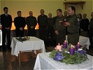 Die Militärpfarrer lesen die Weihnachtsandacht. (Bild öffnet sich in einem neuen Fenster)