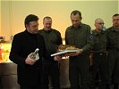 Minister Günther Platter übergibt Geschenke an Brigadier Karl Pronhagl. (Bild öffnet sich in einem neuen Fenster)