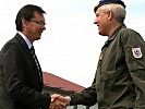 Minister Darabos begrüßt den EUFOR-Kommandanten, Generalmajor Bair. (Bild öffnet sich in einem neuen Fenster)