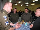 ... und Minister Platter im Gespräch mit den Soldaten. (Bild öffnet sich in einem neuen Fenster)