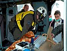 Medizinische Versorgung im Hubschrauber. (Bild öffnet sich in einem neuen Fenster)