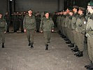 Brigadier Ruderstaller und Oberst Hofbauer schreiten die Front ab. (Bild öffnet sich in einem neuen Fenster)