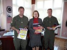 Das österreichische CIMIC-Team mit der Direktorin der Grundschule. (Bild öffnet sich in einem neuen Fenster)
