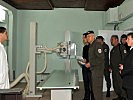 Generalmajor Bair in der neu eröffneten Ambulanz in Srebrenica. (Bild öffnet sich in einem neuen Fenster)