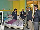 Der Delegation wird die Ausstattung der Klinik gezeigt. (Bild öffnet sich in einem neuen Fenster)