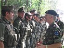 MajorGeneral Leakey bei den österr. Aufklärern. (Bild öffnet sich in einem neuen Fenster)