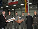 Dörfler, l., mit Botschafter Köck und Soldaten. (Bild öffnet sich in einem neuen Fenster)