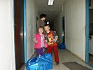 Besonders die Kinder freuten sich über die Lebensmittelpakete. (Bild öffnet sich in einem neuen Fenster)