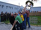 Die Soldaten stellen den Maibaum auf. (Bild öffnet sich in einem neuen Fenster)