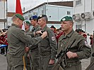 Hauptmann Peiritsch wird durch Generalmajor Heidecker ausgezeichnet. (Bild öffnet sich in einem neuen Fenster)